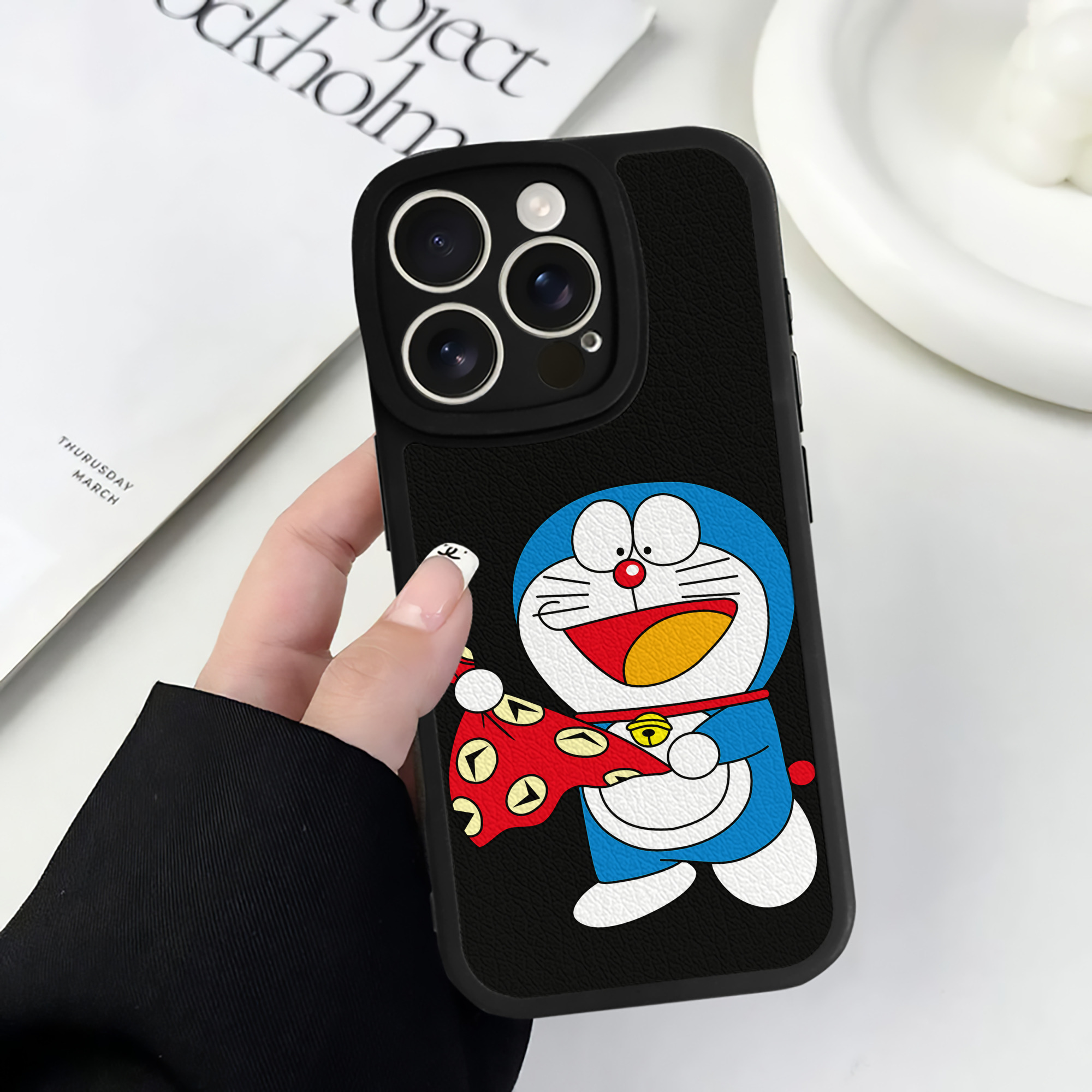 （画像用） ドラえもん Doraemon 【iPhone 16シリーズ対応】シリコンスマホケース（レザー調） 材質：シリコン